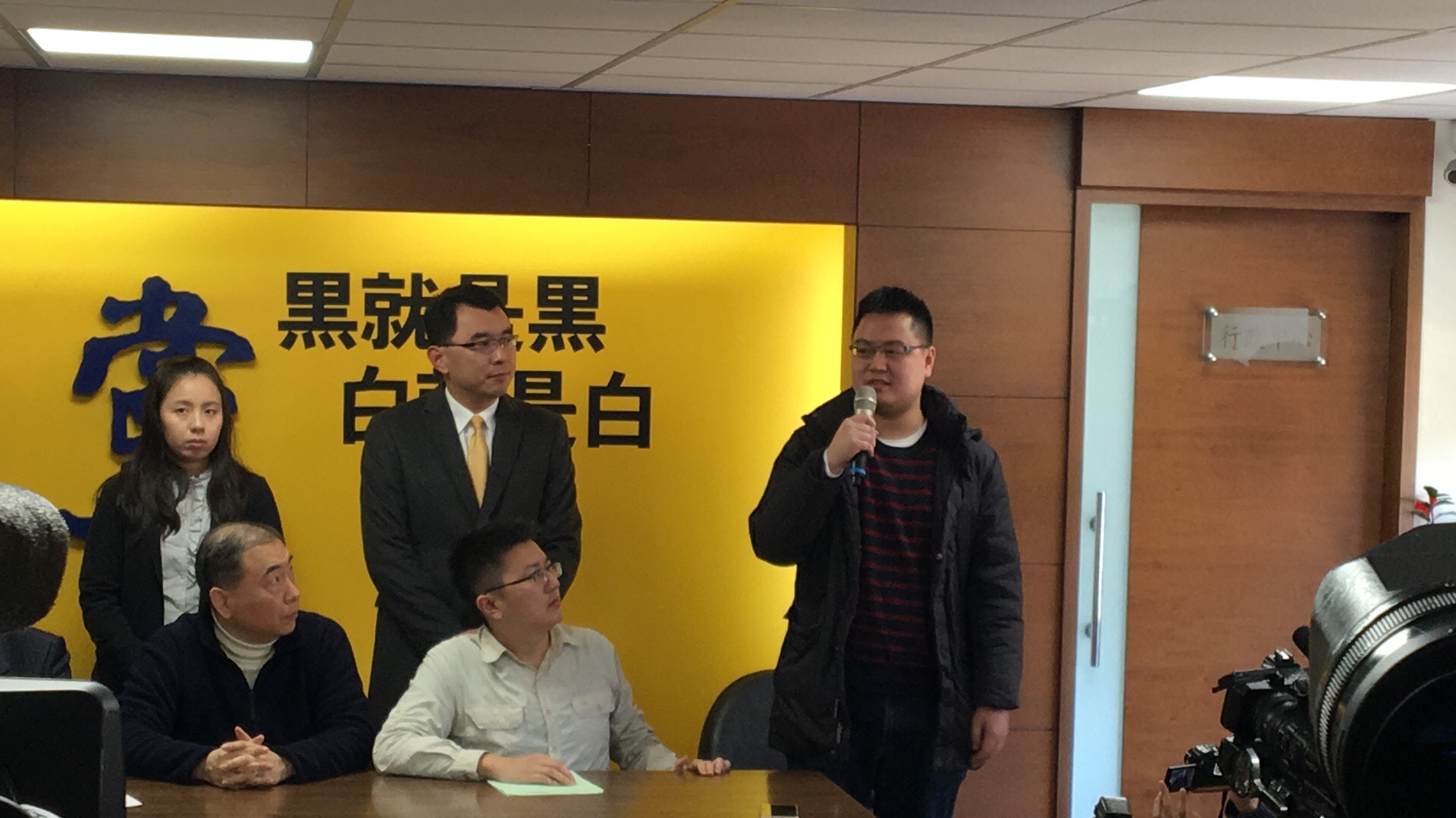 新党开发布会痛斥蔡当局暴行 被抓者当场哽咽落泪