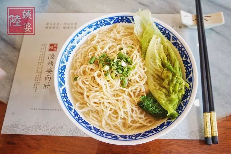 一只杯,一碗面 以匠人之心呈现出来的每一道面食 传 统 招牌竹升面