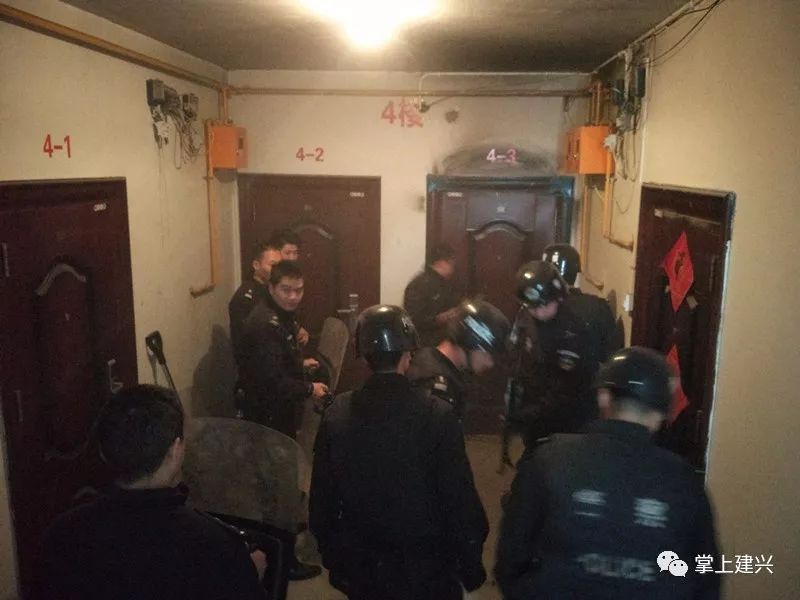 南部特警与建兴派出所民警破门而入抓获吸毒嫌犯