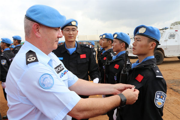 联利团警察总监西蒙布·拉切利为维和队员蒙统平,卢四授予联合国和平