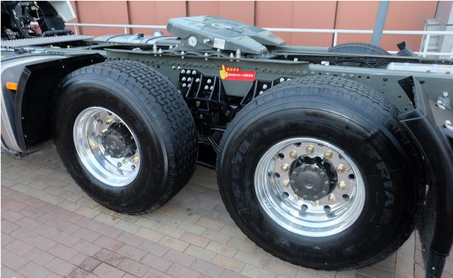 超级大单胎 橡胶悬架,豪沃t7新款6x4牵引车自重最低仅