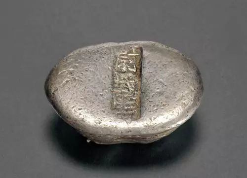 据公开资料显示,中国历史上真正流通的"银元宝"即银锭,是古代货币的