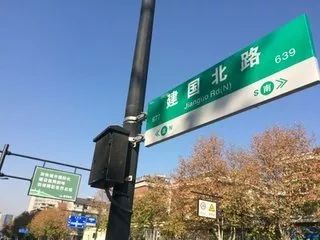杭州马路出现新版路牌