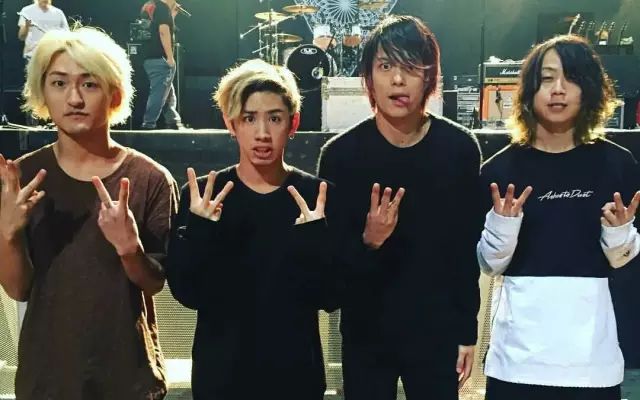 4 oneokrock由主唱taka,吉他toru,贝司ryota,鼓手tomoya组成.