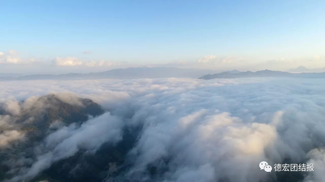 阳光,把美丽的云海东一片西一片的点亮,天地间缥缈的仙境,让人迷离难