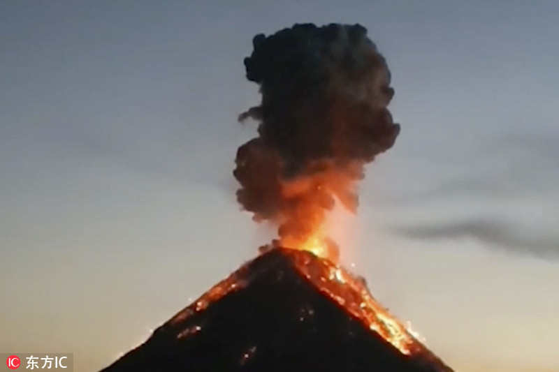 澳大利亚情侣冒死记录火山喷发震撼瞬间