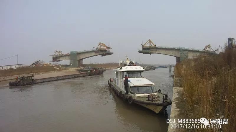 紧急施援!一艘大船在丹金溧漕河丹金老闸桥搁浅被救!