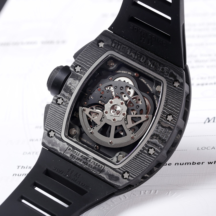 原标题：理查德米勒RM011 碳素 几十克手表重量却能承受几千克的重量