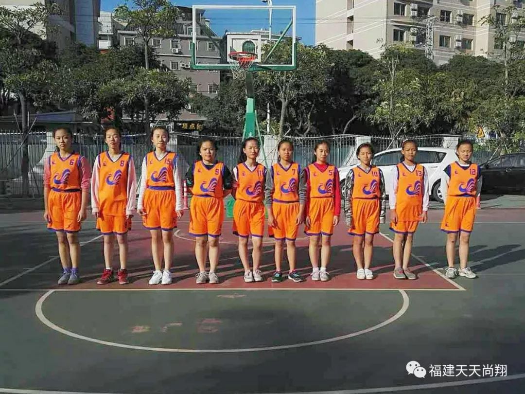 东渡二小vs东渡小学8:9翔鹭小学vs金尚小学7:17男子初中组湖里外分vs