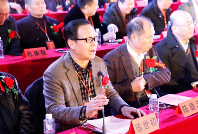 江南陈氏宗亲联谊会一届二次会员大会在钱库陈家堡祠堂内举行,场面.