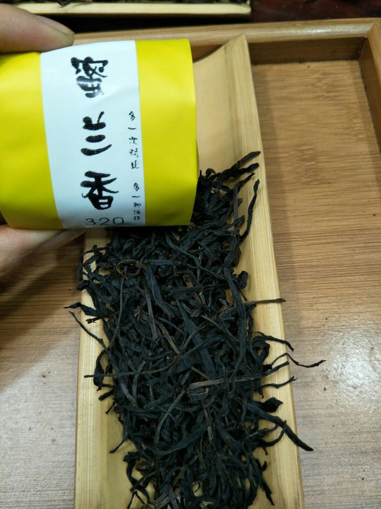 蜜兰香春茶成茶条索粗大,油润,黑褐色,香气高尚,汤色金黄清澈,水润香