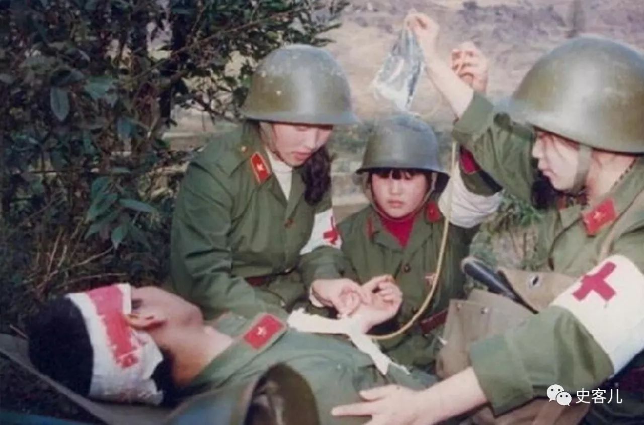 老照片∣我把芳华献给你:对越自卫反击战中国女兵风采