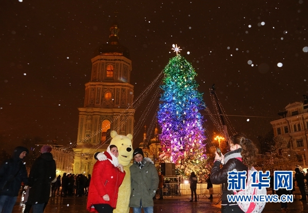 乌克兰国家新年枞树在首都基辅市点亮