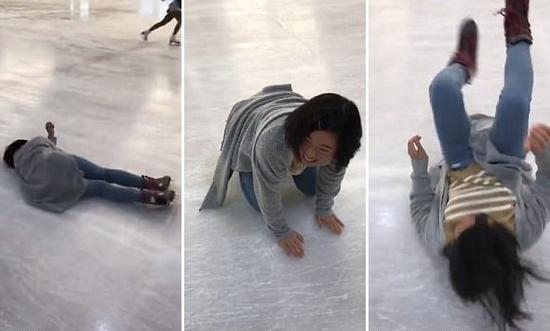 搞笑!日本女高中生滑冰场花式摔跤爆红网络