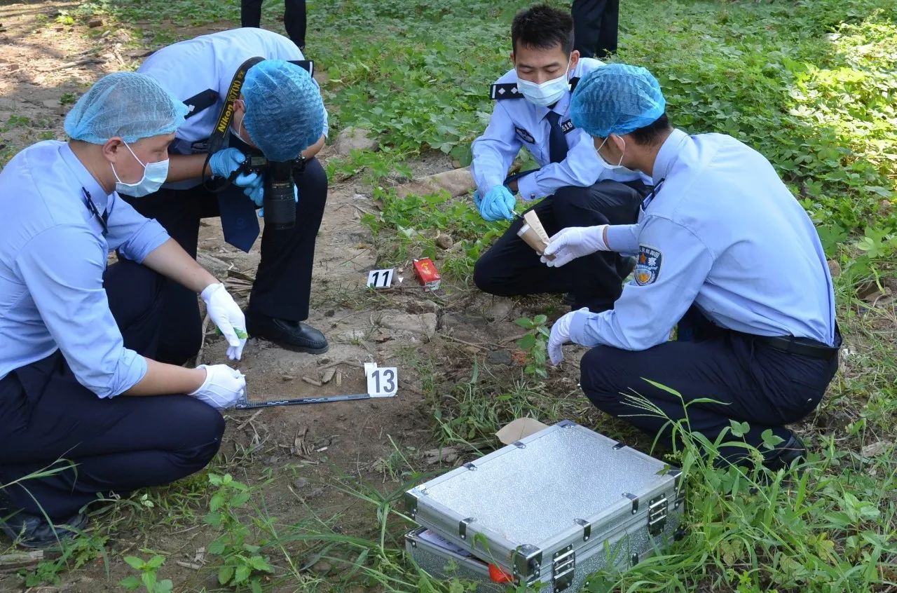 为避免现场遭到破坏,法医与刑侦现勘技术人员一同取证.