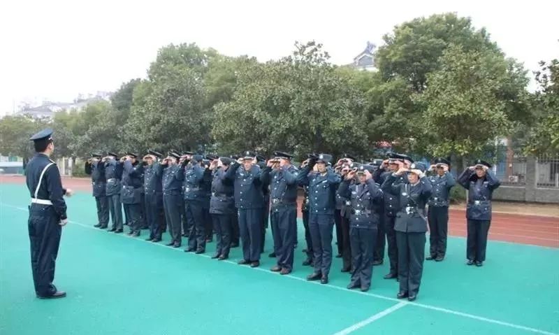 近日 培训人员着重讲解了保安的着装规范,校外人员来访查问,登记流程