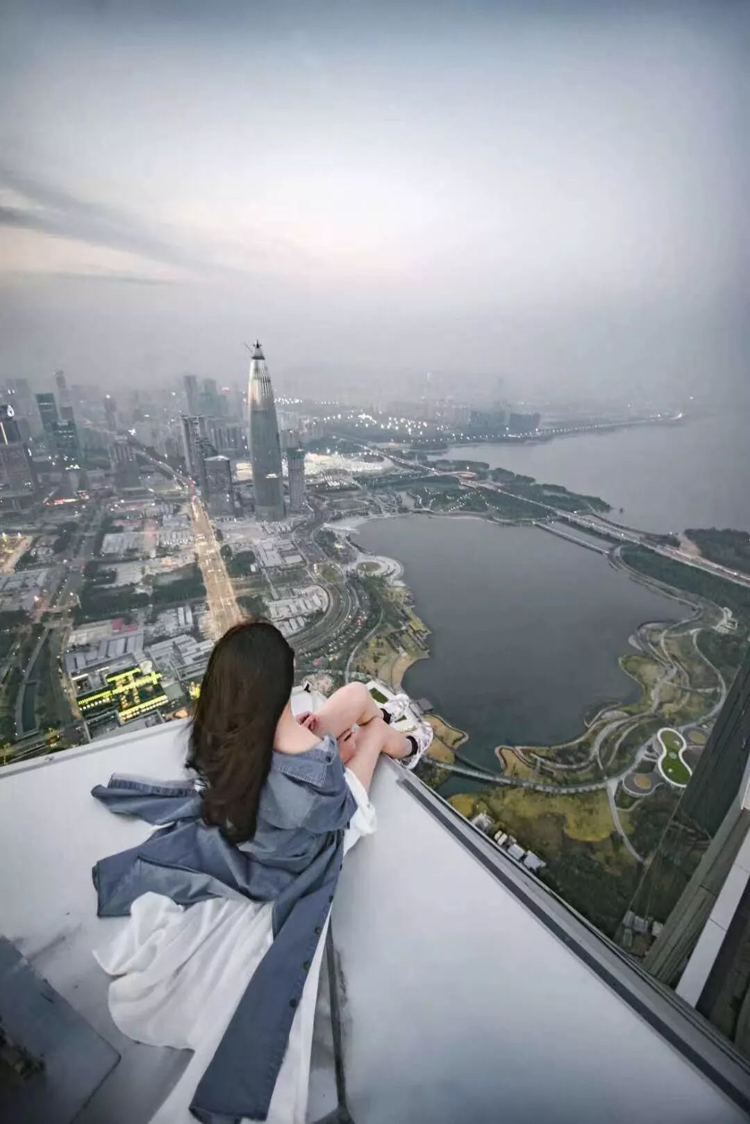 坐在深圳湾1号楼顶看风景的人(图片来源于网络)