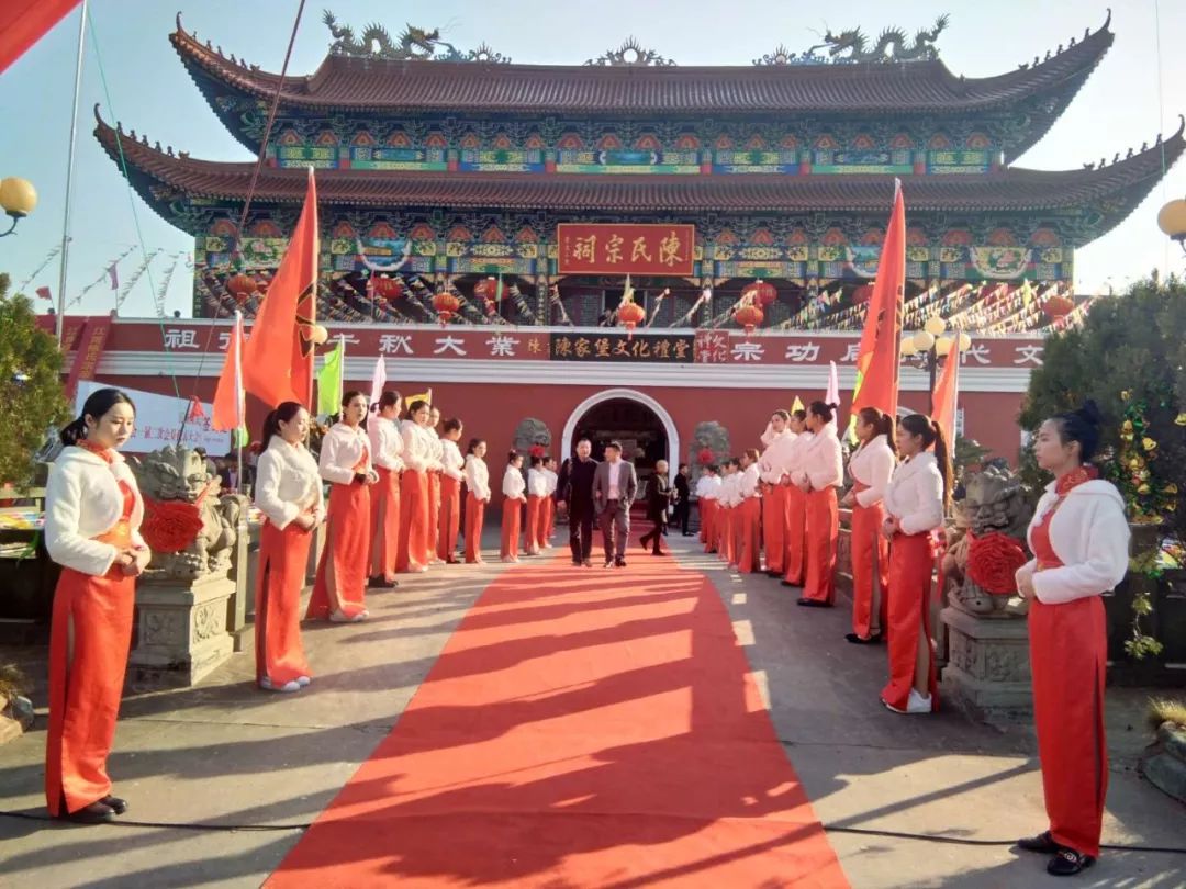 江南陈氏宗亲联谊会一届二次会员大会在钱库陈家堡祠堂内举行,场面.