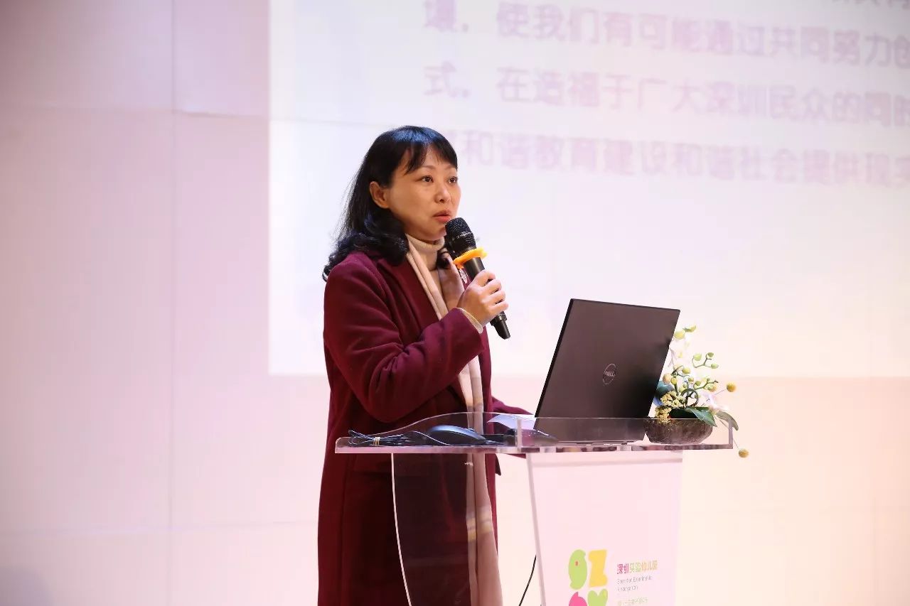 市实验幼教集团有限公司副总经理刘凌为优秀教师代表颁发了荣誉证书