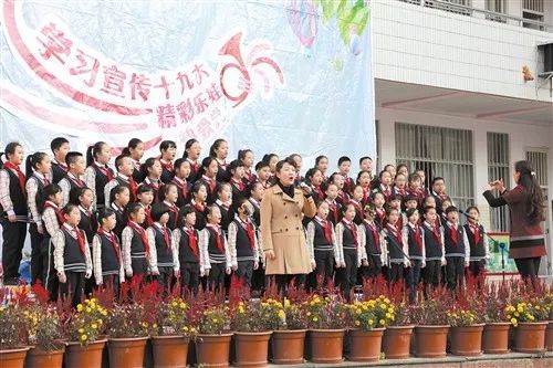 民乐路小学"乐声"合唱队和李若梅校长共唱《中国梦》 (葛莎 摄)