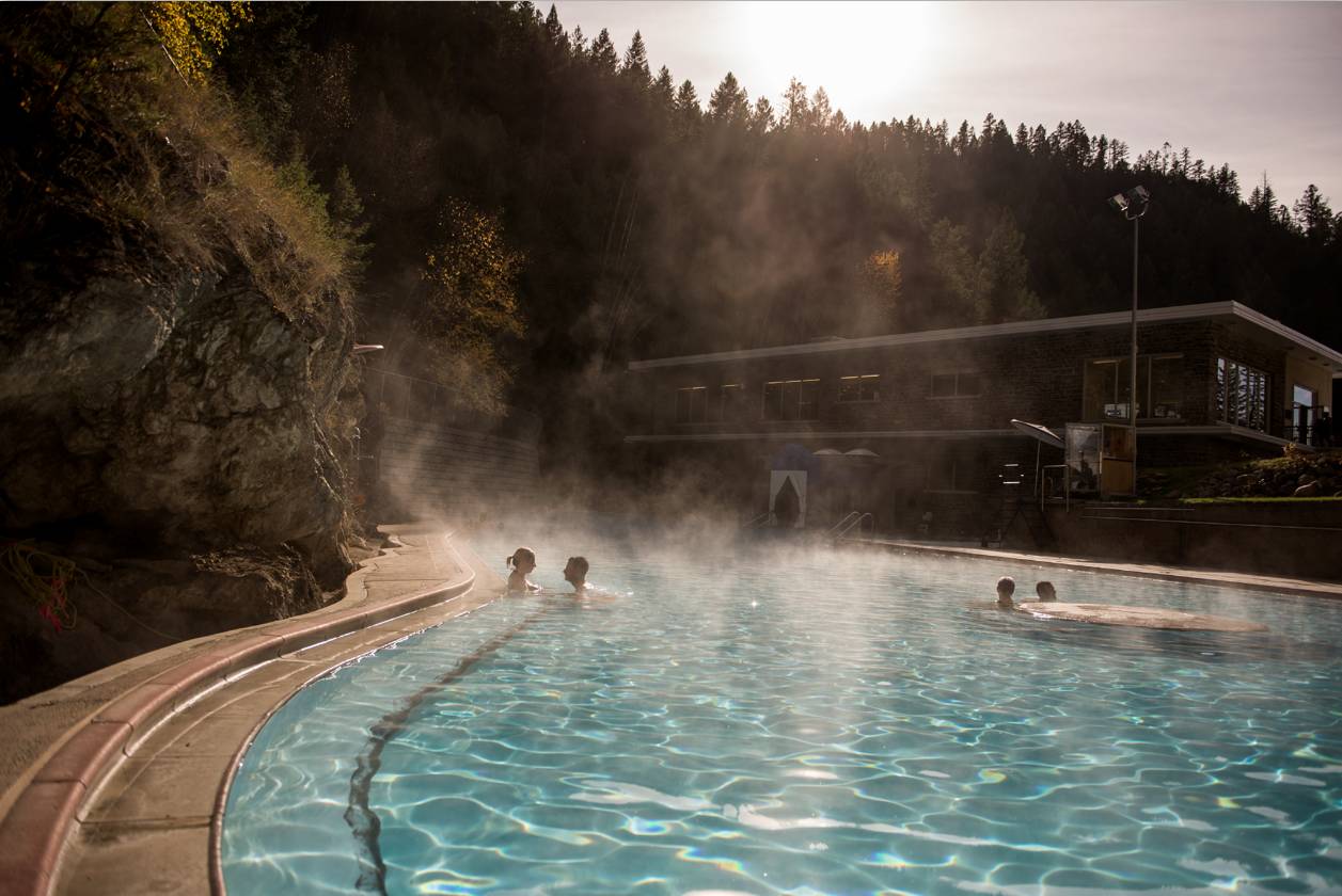 推荐去加拿大最具规模的镭射温泉度假村(radium hot springs,或是