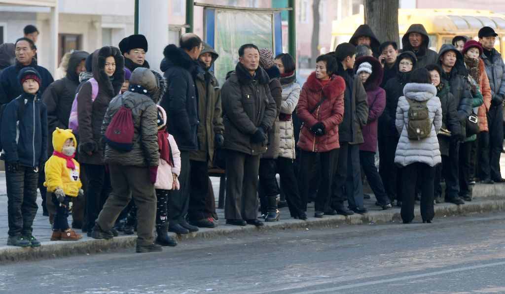 人们在寒冷的冬天冻得瑟瑟发抖.(图片来自东方ic)