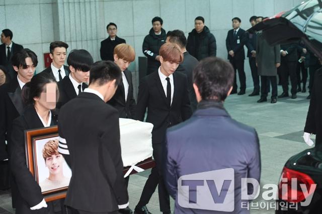 金钟铉今日出殡shinee及sj成员抬棺送别好友陪伴走完最后一程