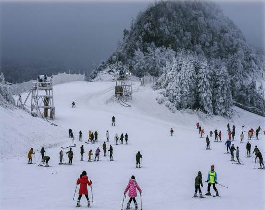 雷竞技RAYBET滑雪畅享冬日的速度与激情(图7)