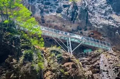 溶洞悬空玻璃栈道