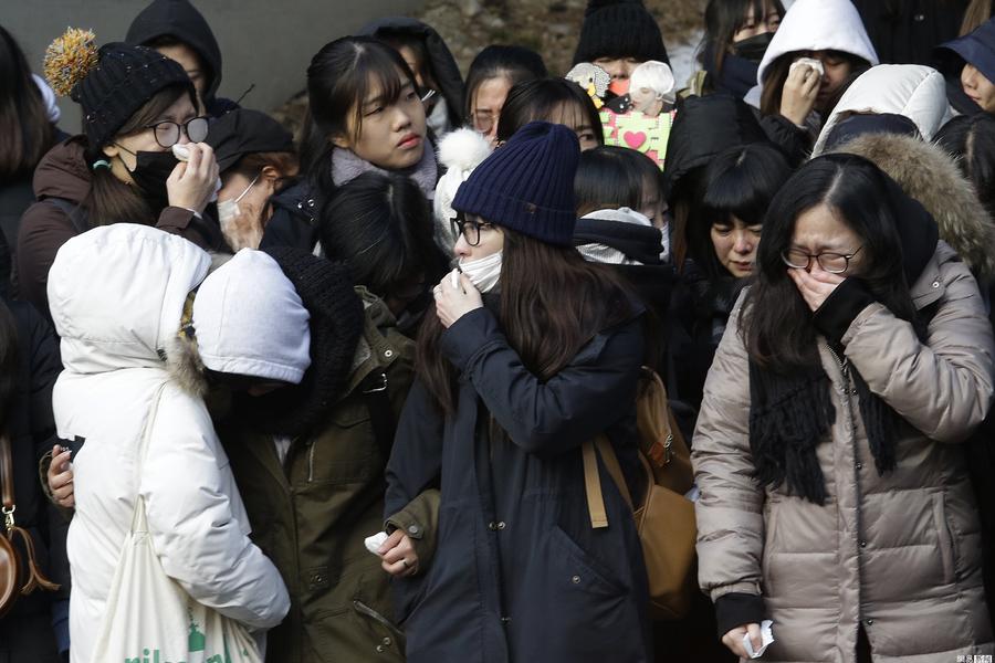 韩国自杀男星金钟铉出殡 女粉送行哭成一片