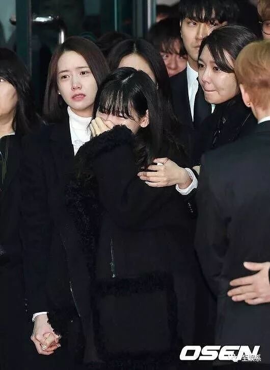 在金钟铉出殡式上抢c位女团成员yeri的举动引发巨大争议