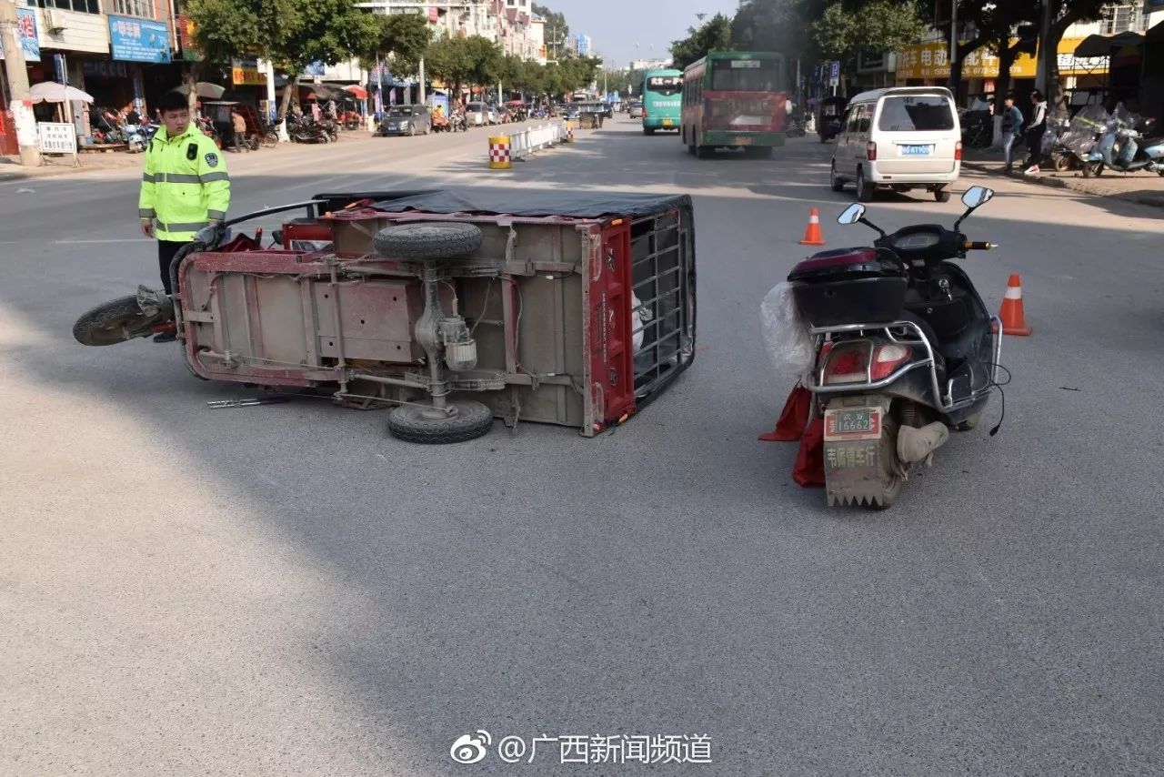 牛鬼武宣西环路口电动车闯红灯撞翻三轮车电动车却没什么事但负全责