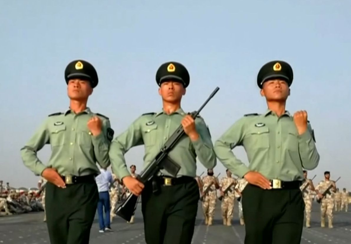 正步队列动作训练是一种身体素质训练,解放军三军仪仗队官兵以身作则
