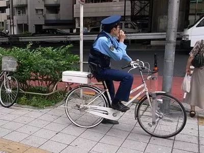 日本街头惊人一幕警察骑自行车狂追兰博基尼最后居然还给跪了