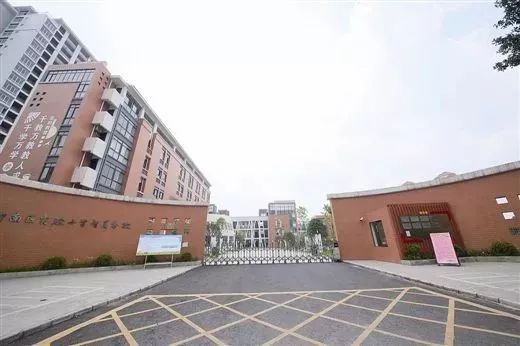 因为建设工程地点位于 柳州市潭中西路南侧柳南区实验小学智美分校