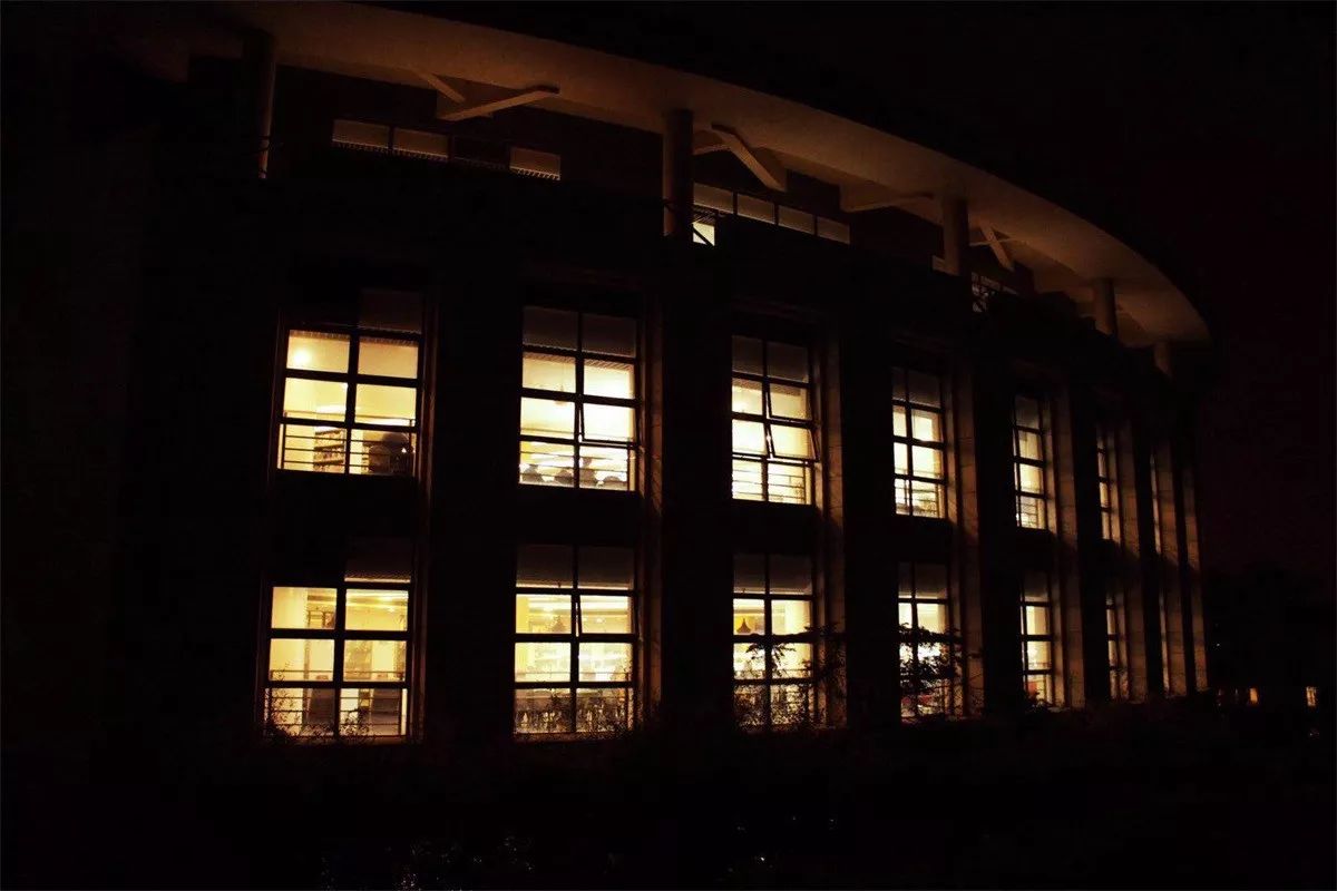 夜晚,灯光透过窗点亮整个校园