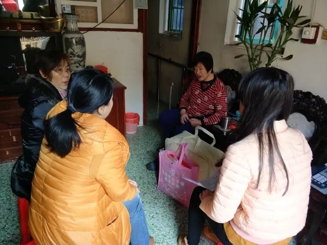 送温暖 | 花苑社区驻点领导深入辖区困境妇女儿童家中