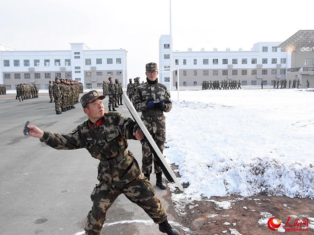 一名新兵正在进行雪地防爆弹投掷.李勇 摄影