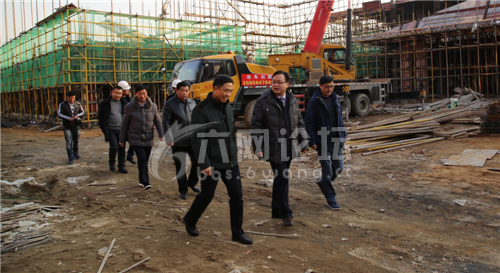 在城北第二小学校长华劲松,副校长吴晓光的陪同下王区长一行人先后