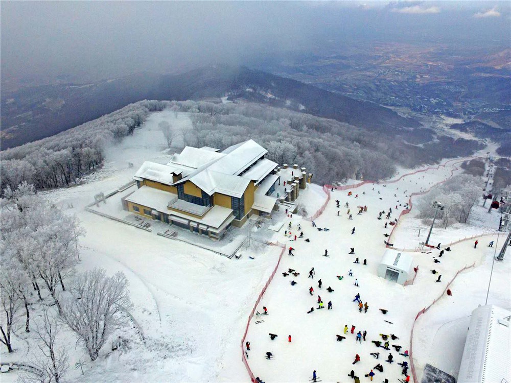 雷竞技RAYBET滑雪畅享冬日的速度与激情(图2)