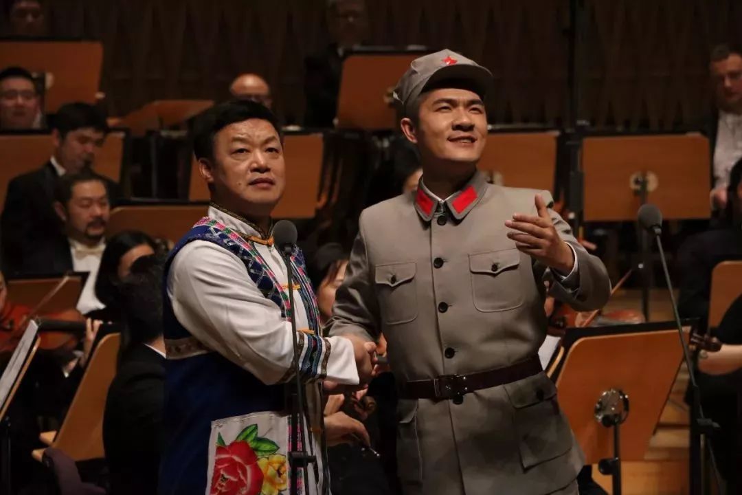 金钟奖获得者曾勇(右) 世界非遗侗族琵琶歌传承人杨团花(左), 歌唱家