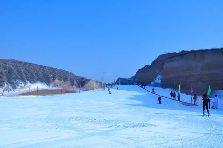 现在已经全面开放 作为太原市知名冰雪娱乐景点 采薇庄园的冰雪欢乐谷