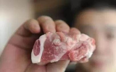 3,不要吃豆猪肉 豆猪肉又叫米猪肉,是猪囊虫寄生在猪体内引起的病