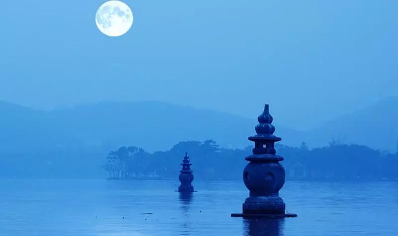 西湖十景之十 三潭印月是西湖中最大的岛屿,风景秀丽,景色清幽,尤三潭