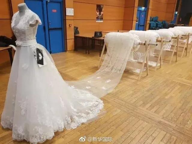 世界最长的婚纱_动漫婚纱情侣头像(2)