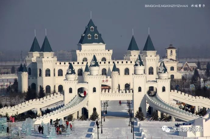 哈尔滨的又一童话王国城堡中的欢乐冰雪世界