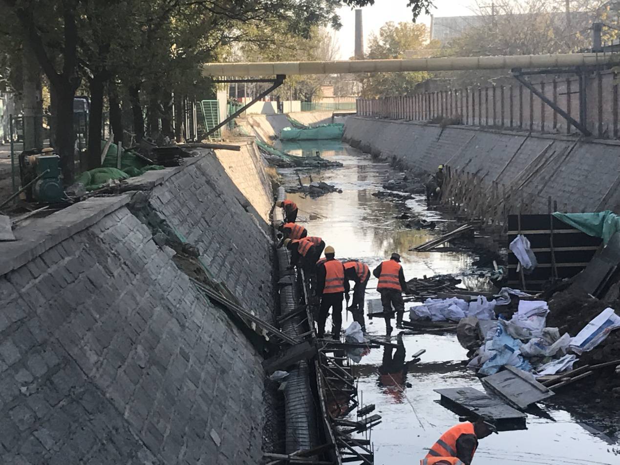 九子河截污管线工程位于丰台区长辛店镇,由于河道周边缺乏污水管网等