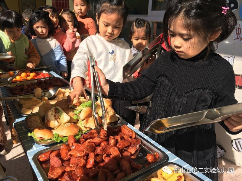 中班幼儿自助餐快乐开启啦!