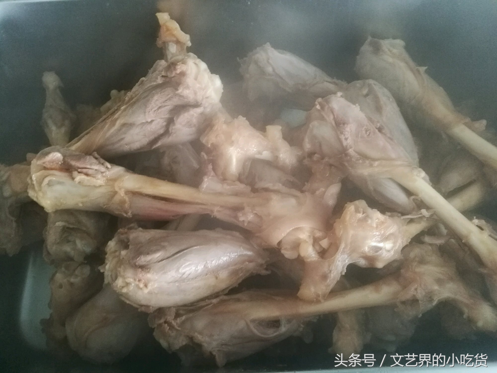 上去,同时浓浓的卤肉味也飘入鼻中,原来是卤肉店正在现场做酱香卤羊腿