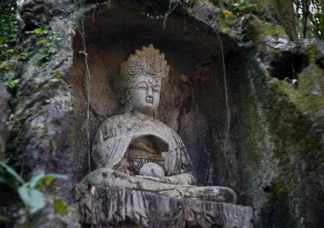 杭州游览灵隐寺,别错过飞来峰那些精美佛像,它们的历史更久远